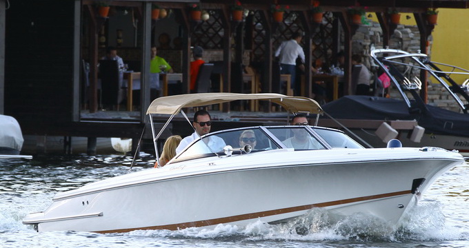 Fiul finantistului si-a plimbat prietenii cu ambarcatiunea de lux pe lacul Snagov