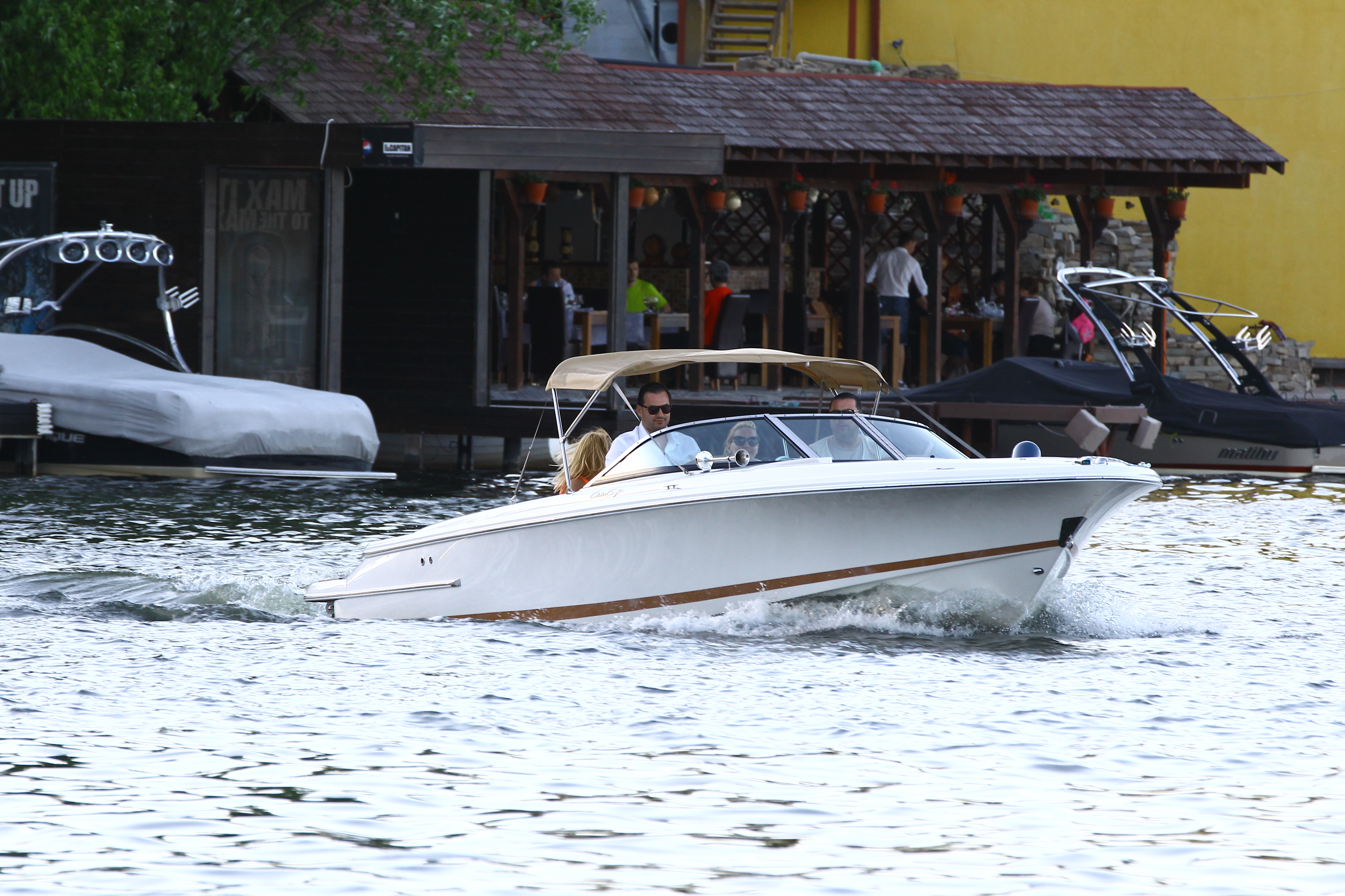Au fost cu ambarcatiune a de lux la restaurant