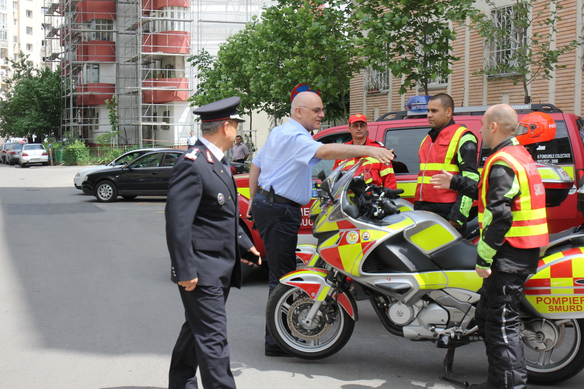 Raed Arafat saluta medicii de pe motociclete
