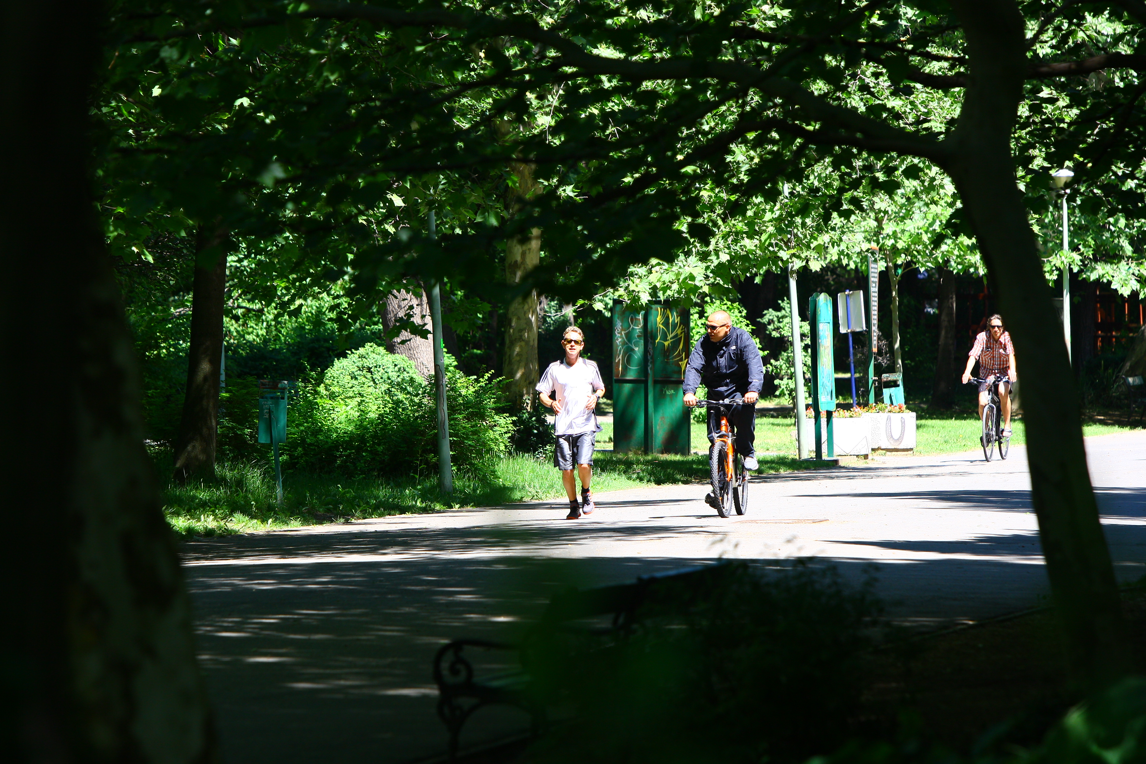 Artistul a alergat asistat de un bodyguard pe bicicleta