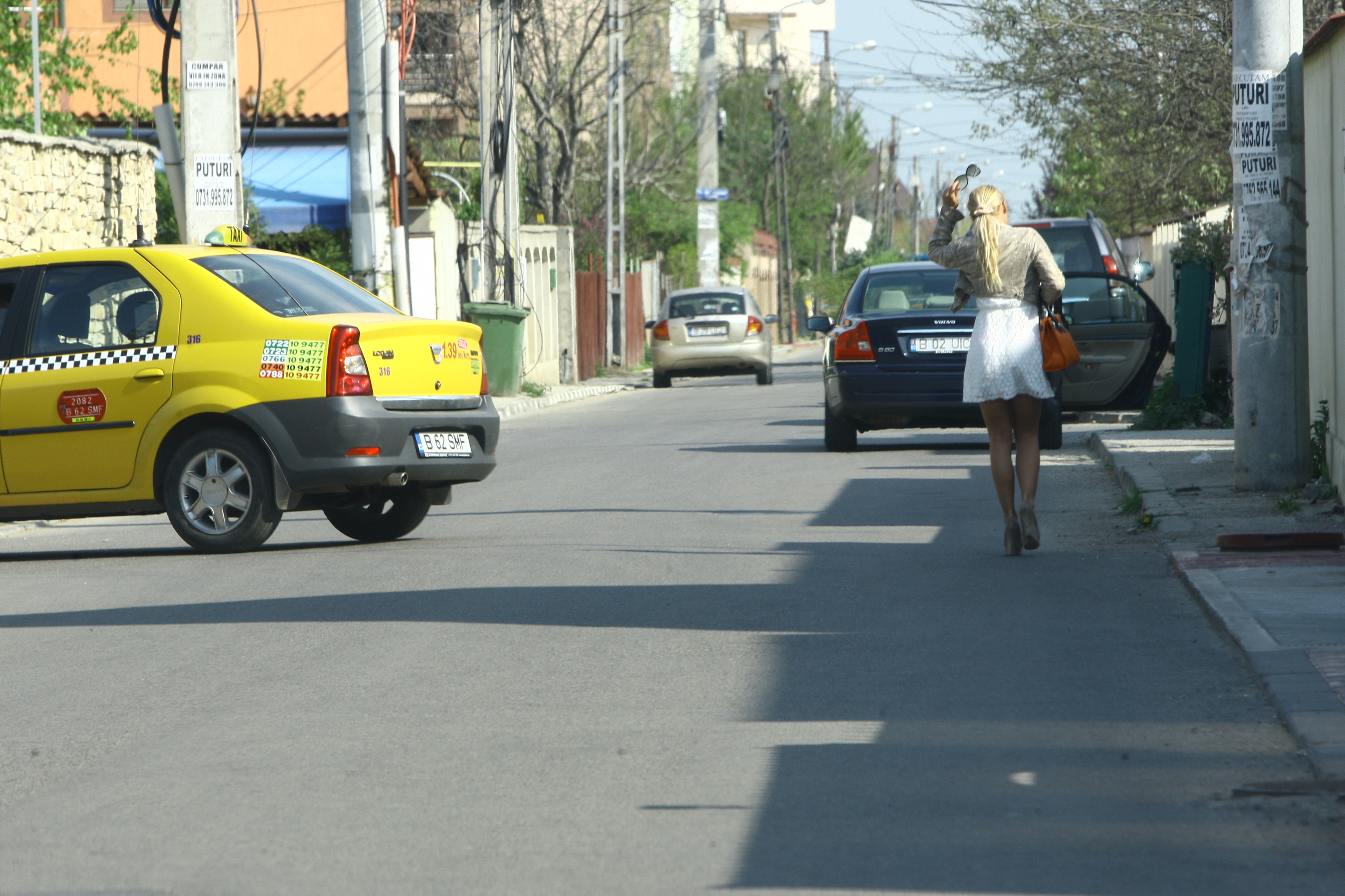 Blonda pleaca discret spre casa