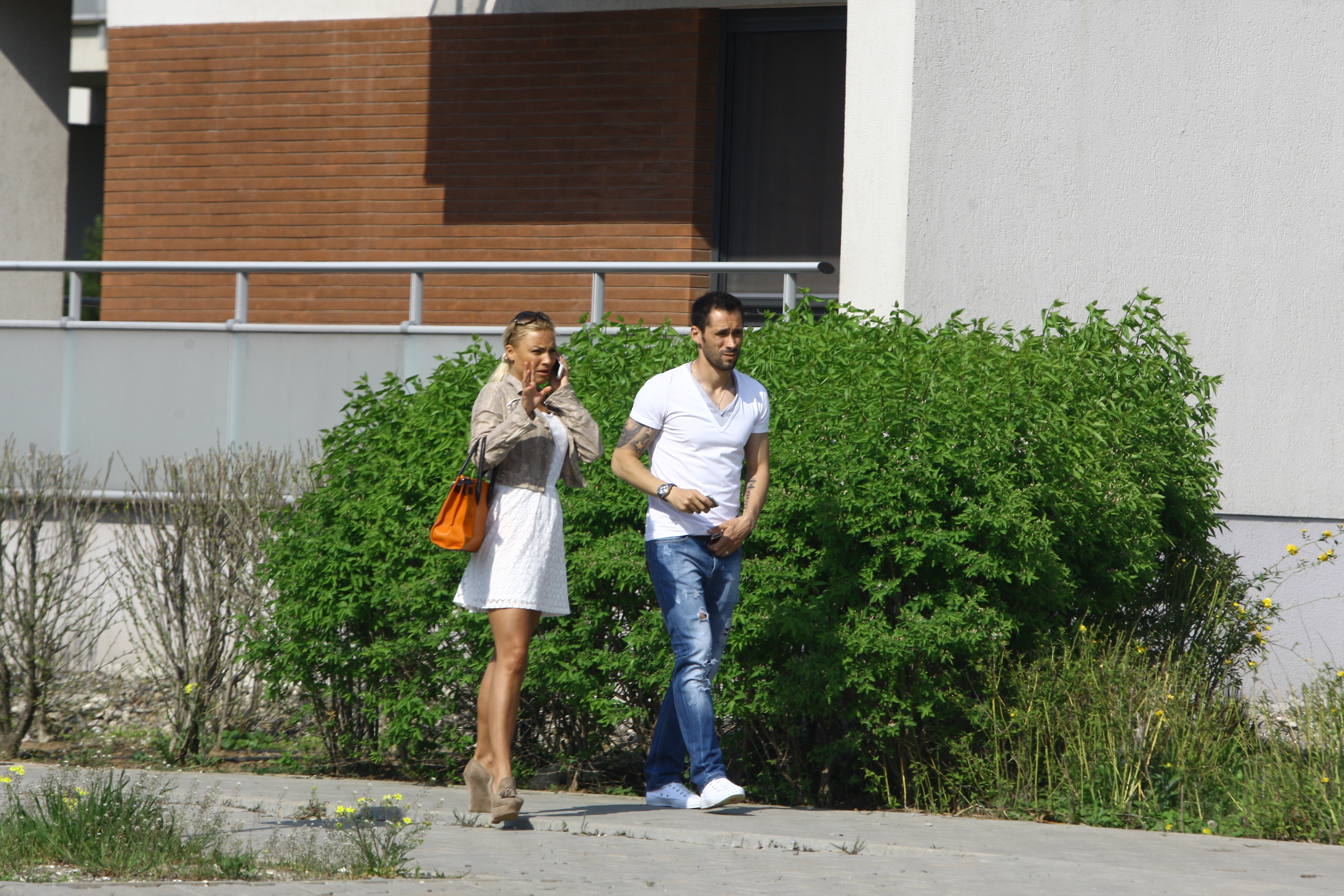 Blonda ii explica taximetristului unde sa ajunga