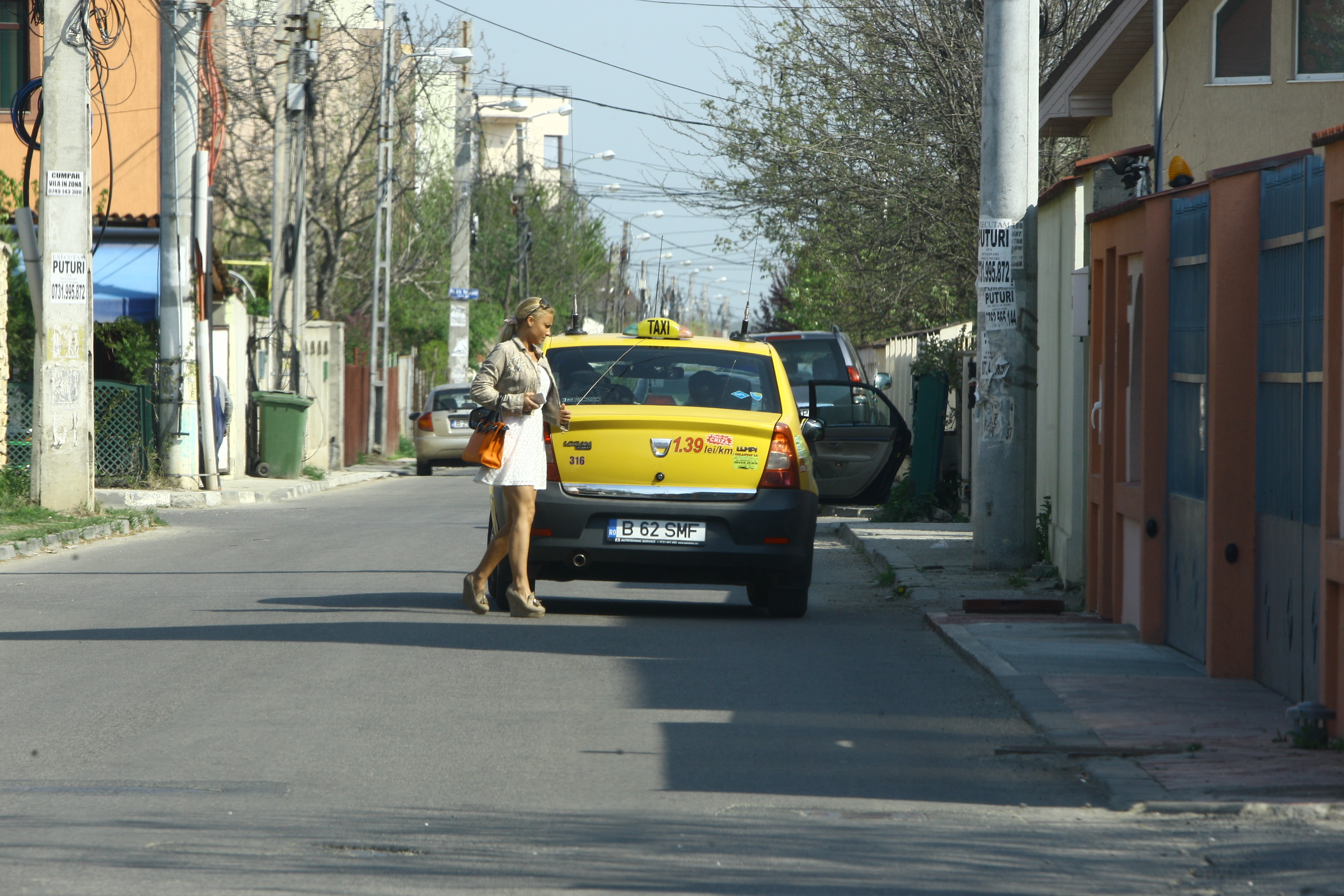 Din taxi coboara doar tanara