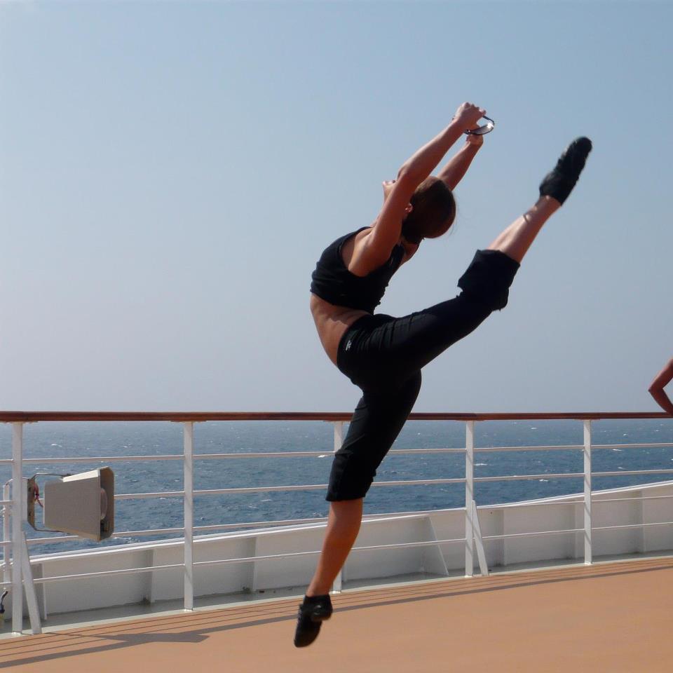 Asistenta de la Neatza si-a postat pe pagina ei de Facebook o poza facuta pe vremea cand lucra ca balerina pe un vas de croaziera