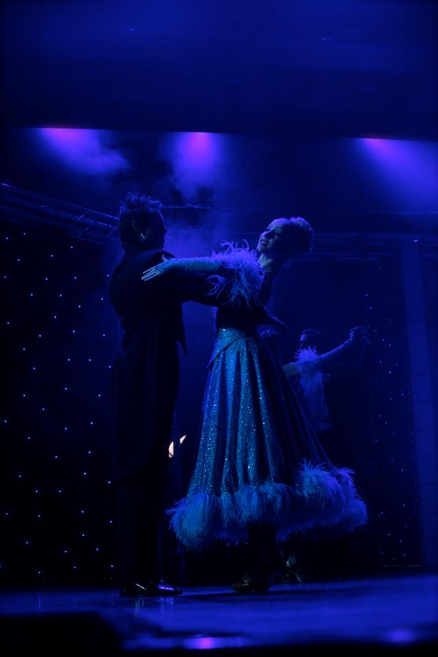 Flavia, impreuna cu partenerul ei de dans intr-un spectacol de pe vasul de croaziera