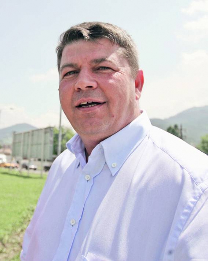 Daca fiul lui este pasionat de masini de lux, Umbrarescu Senior a facut obsesie pentru aparate de zbor, el detinand doua elicoptere si un avion!