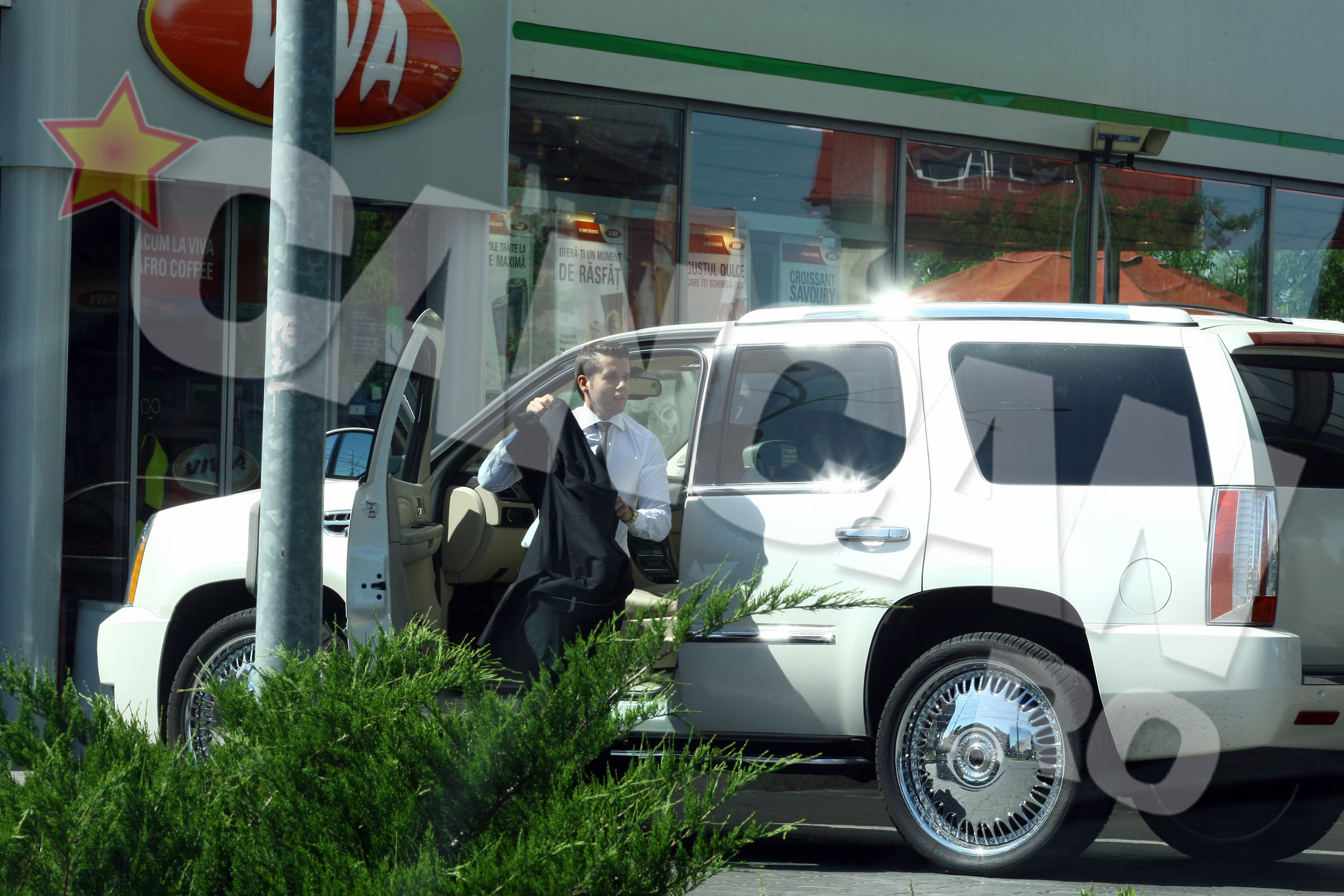 Desi planuia sa manance intr-un fast food, tanarul nu a renuntat la haina de la costum