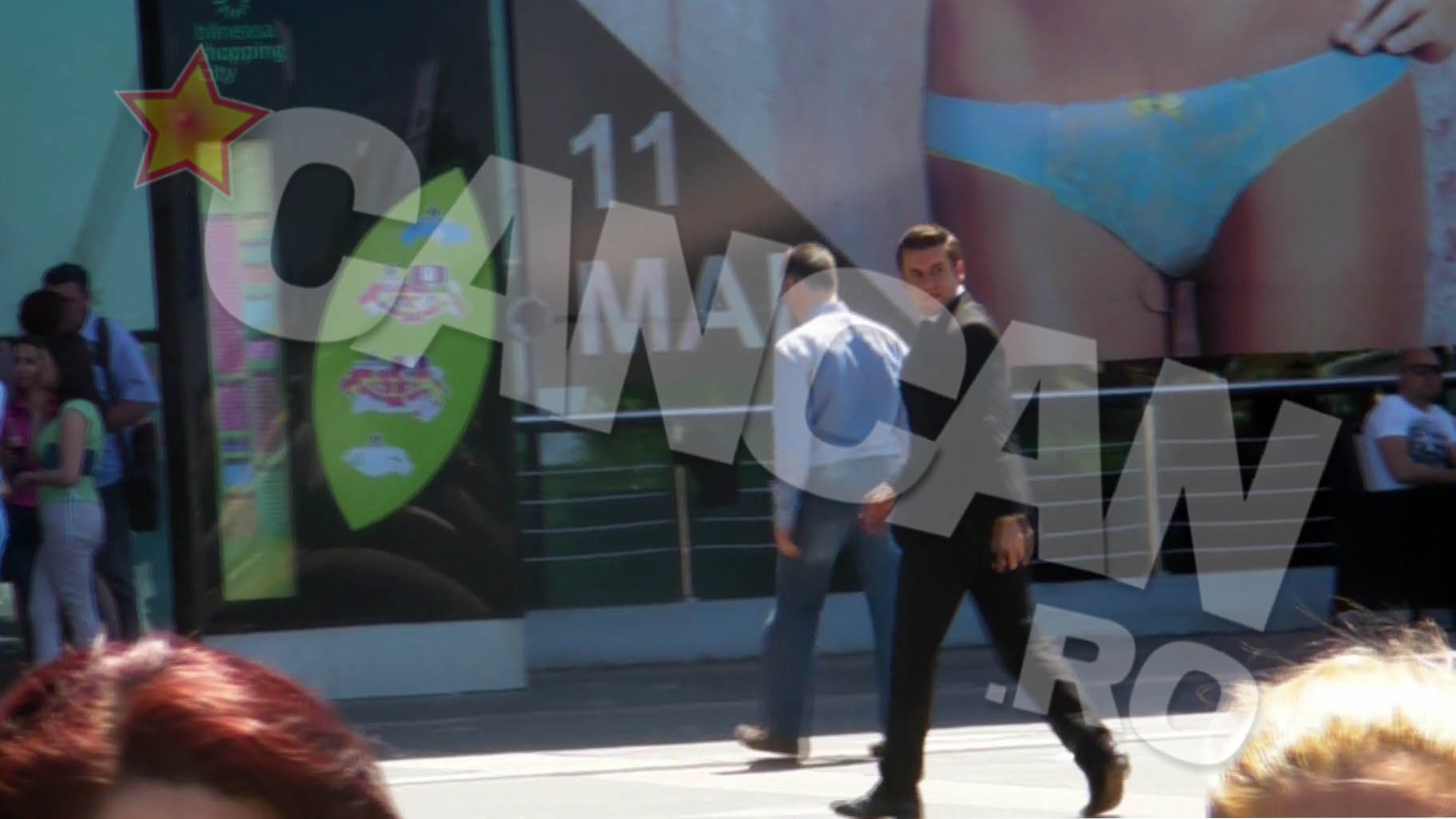 S-a mai uitat odata in spate pentru a fi sigur ca a parcat corect