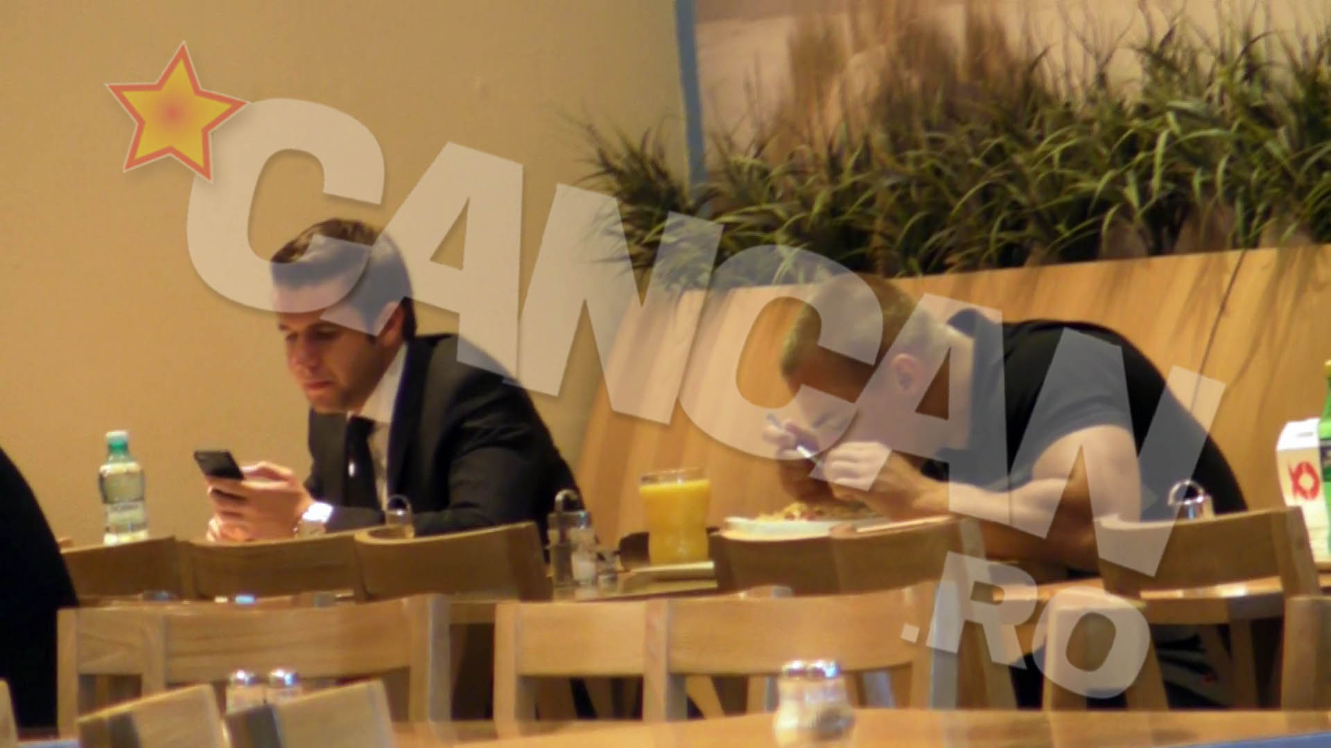 In timpul mesei parea foarte preocupat de o discutie pe telefon