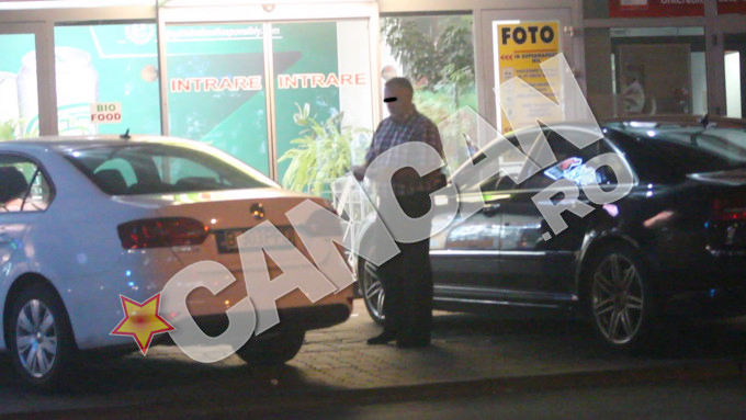 Ora 02.54. Disciplinat, soferul miliardarului consulta lista inainte de a intra in magazine