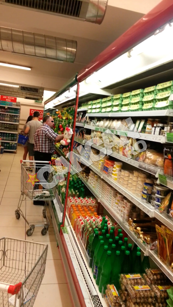 Ora 03.12. Dupa un sfert de ora, soferul nu pusese in cos decat patru, cinci produse