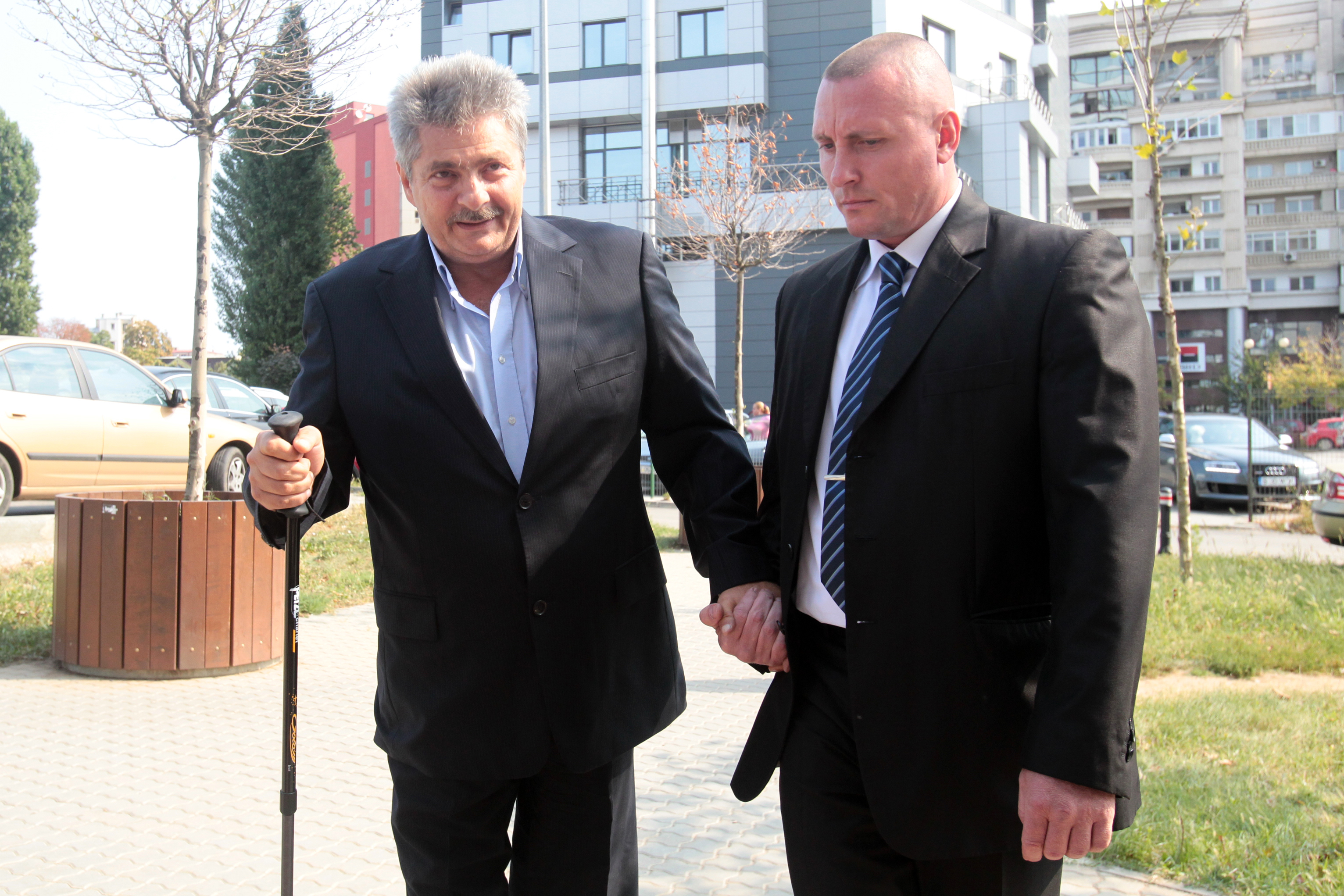 Milionarul nu face niciun pas fara sa fie insotit de un om de incredere