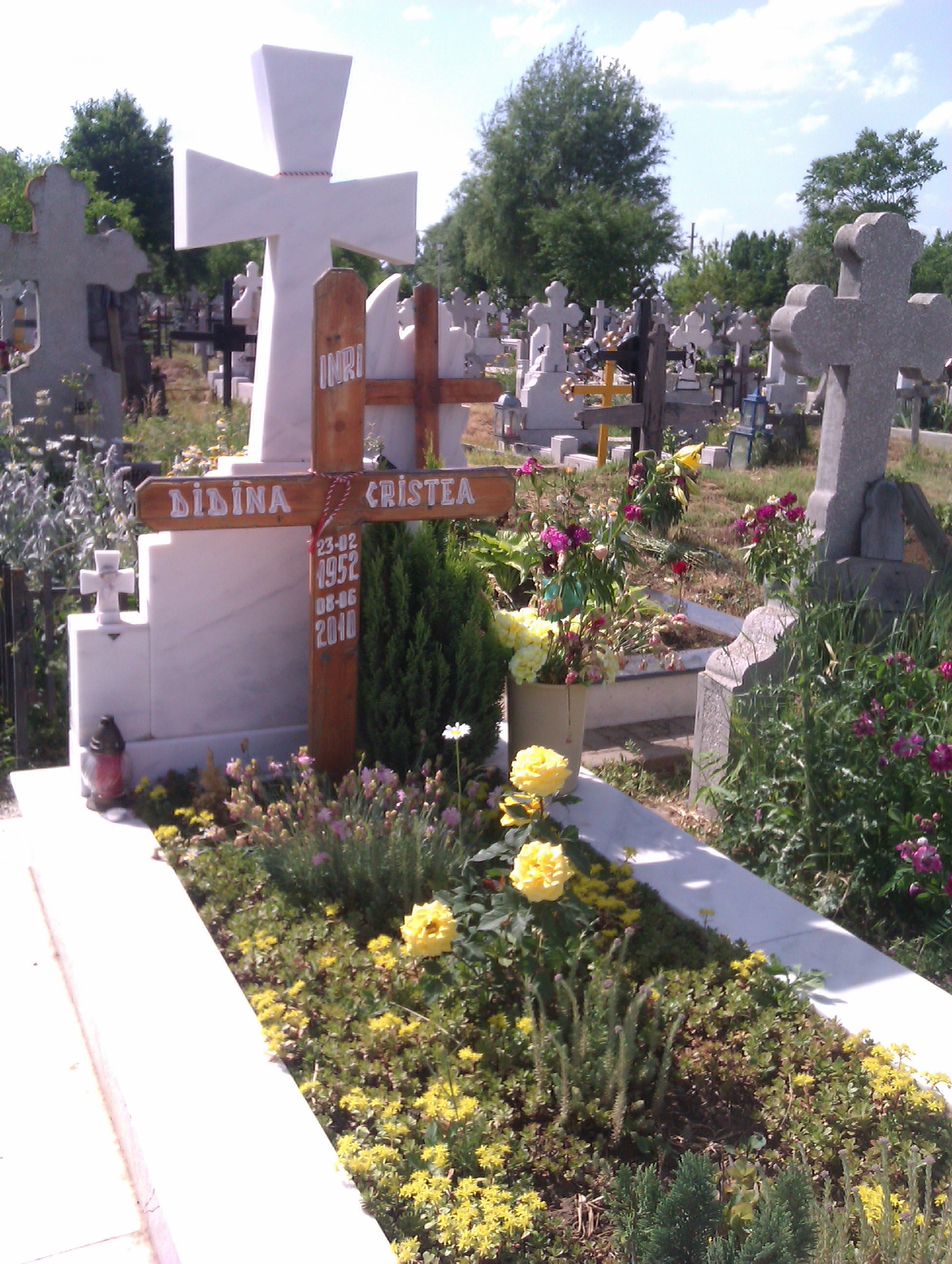 Mormantul Didinei Cristea este ingrijit de sotul ei, Eugen