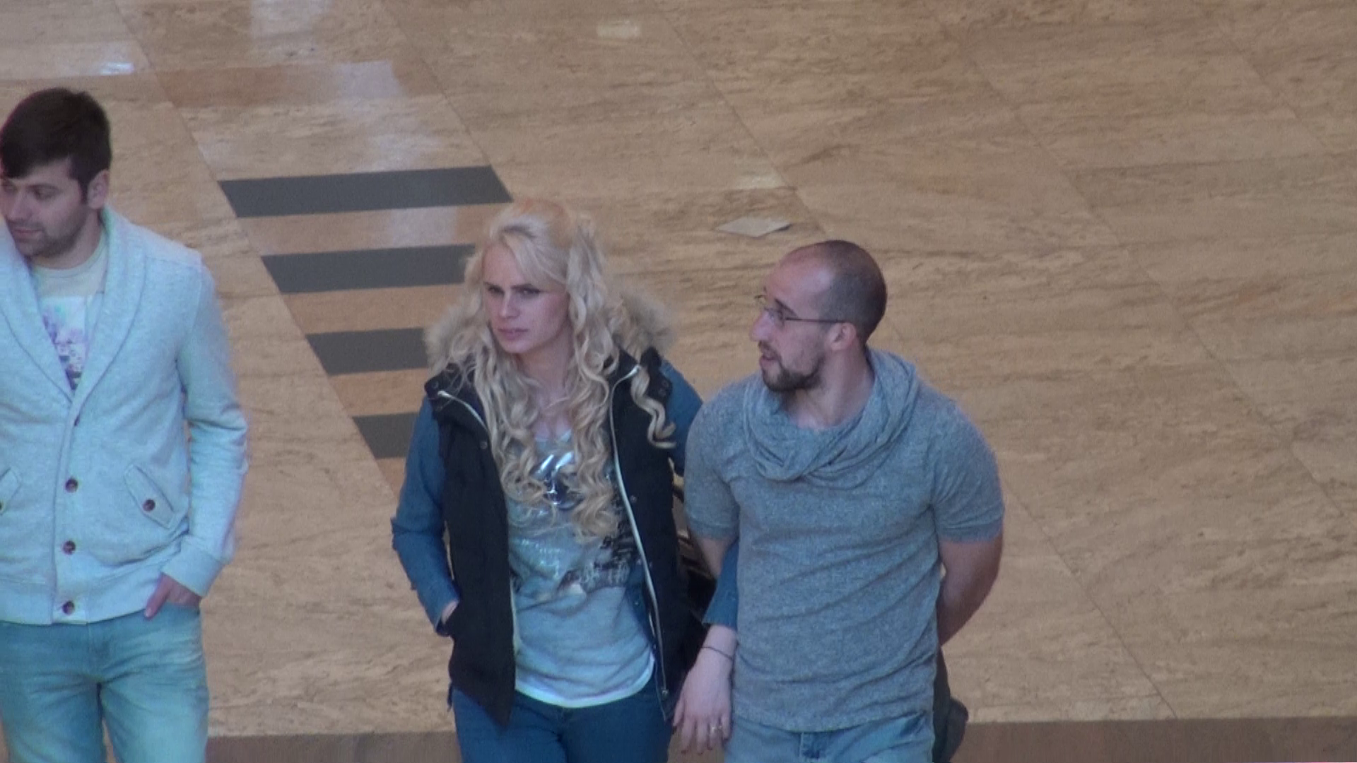 Cei doi viitori miri au fost fotografiati recent de paparazii Cancan.ro in timp ce faceau cumparaturi pentru marele eveniment