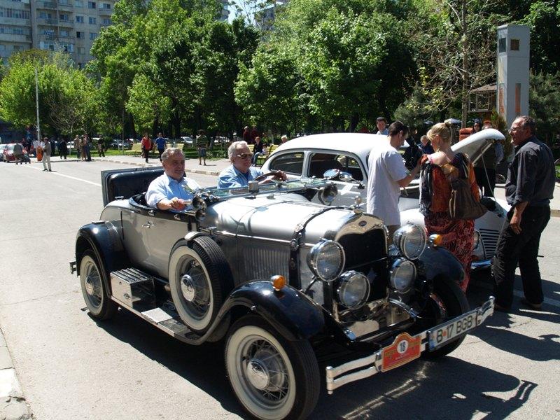 Parada de masini de epoca in weekend in Capitala