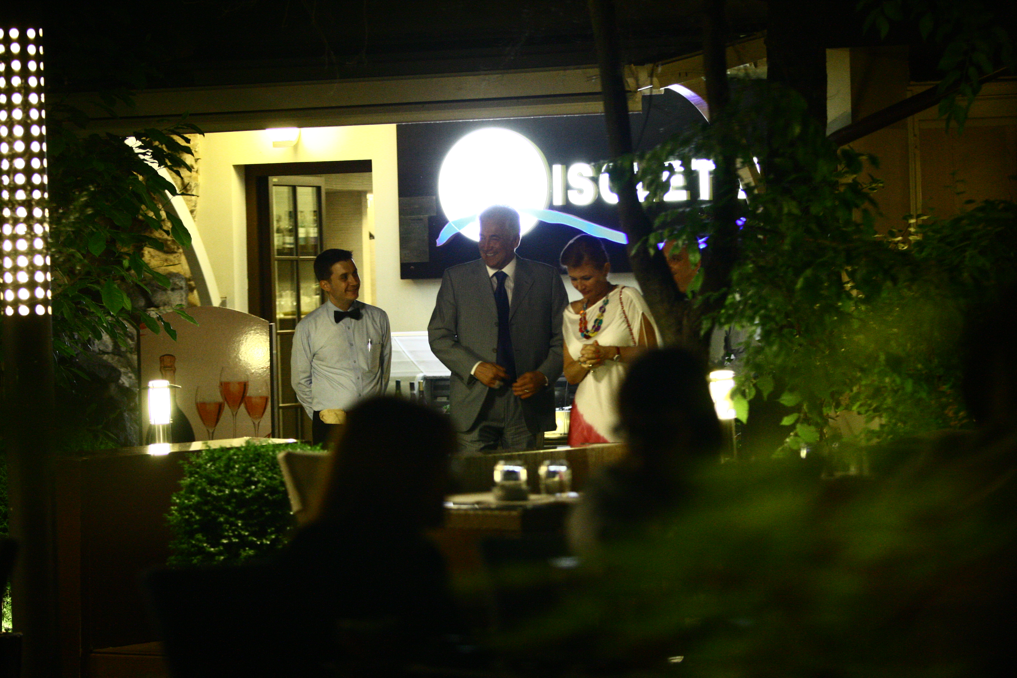 A izbucnit in ras dupa ce i-a soptit ceva ospatarul