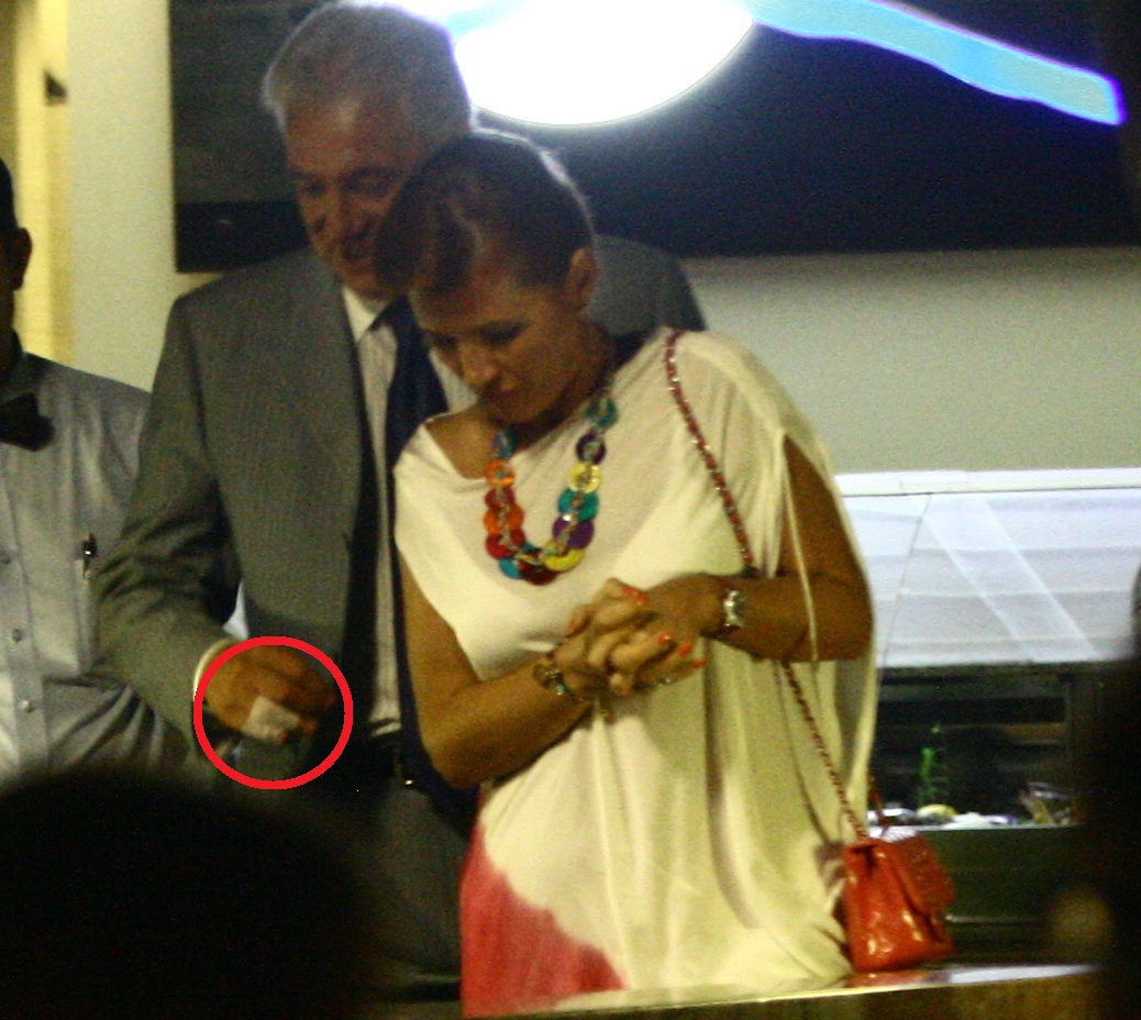 Pe langa costumul care ii atarna pe el, Videanu mai avea inca un 