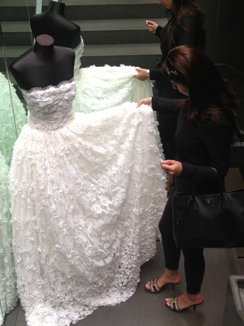 Alina a inceput sa cutreiere magazinele cu rochii de mireasa pentru a-si alege un model