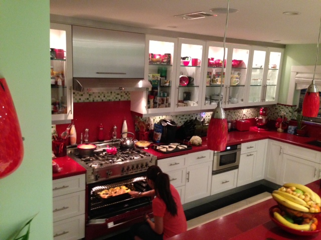 Alina s-a instalat in casa milionarului si din cand in cand gateste