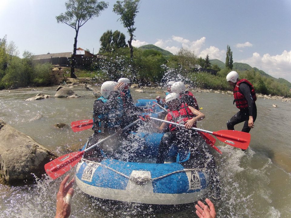 Chiar daca pe an sunt aproximatvi 300 de persoane care practica raftingul, numarul lor este in crestere