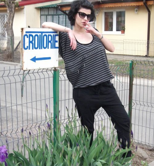 Olivia este o tipa exuberanta care lucreaza printre artisti