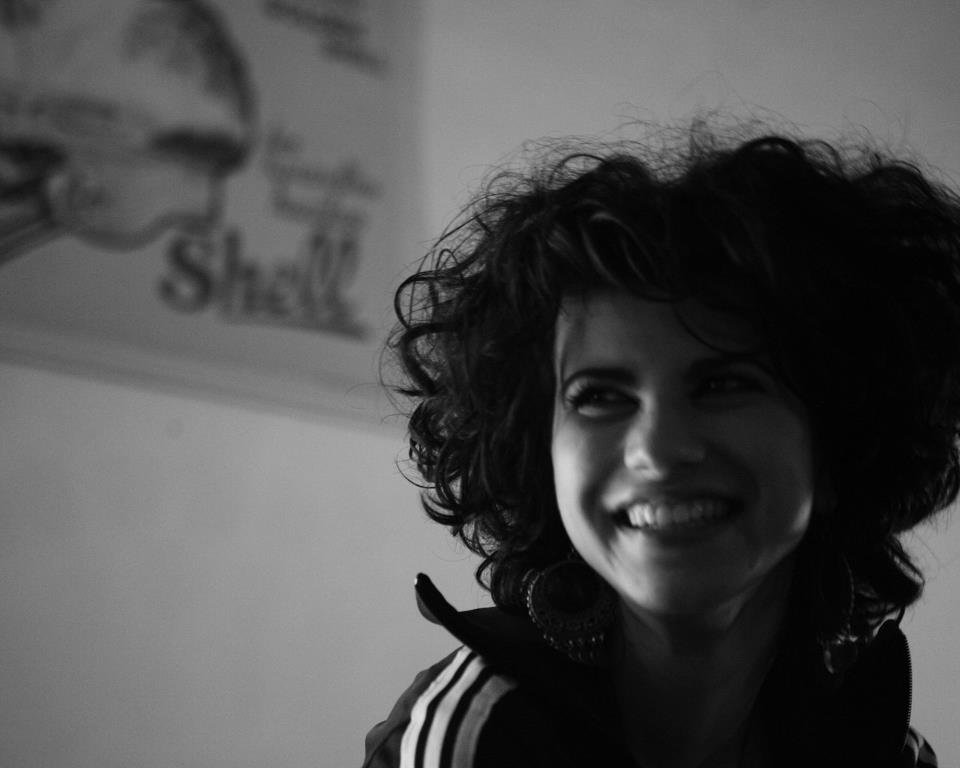 Olivia este o tipa exuberanta care lucreaza printre artisti