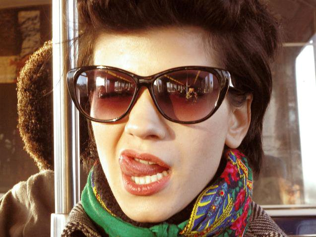 Olivia este o tipa exuberanta care lucreaza printre artisti