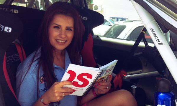 Cel mai sexy copilot verifica road-book-ul atenta in recunaostere pe traseul Raliului Deltei