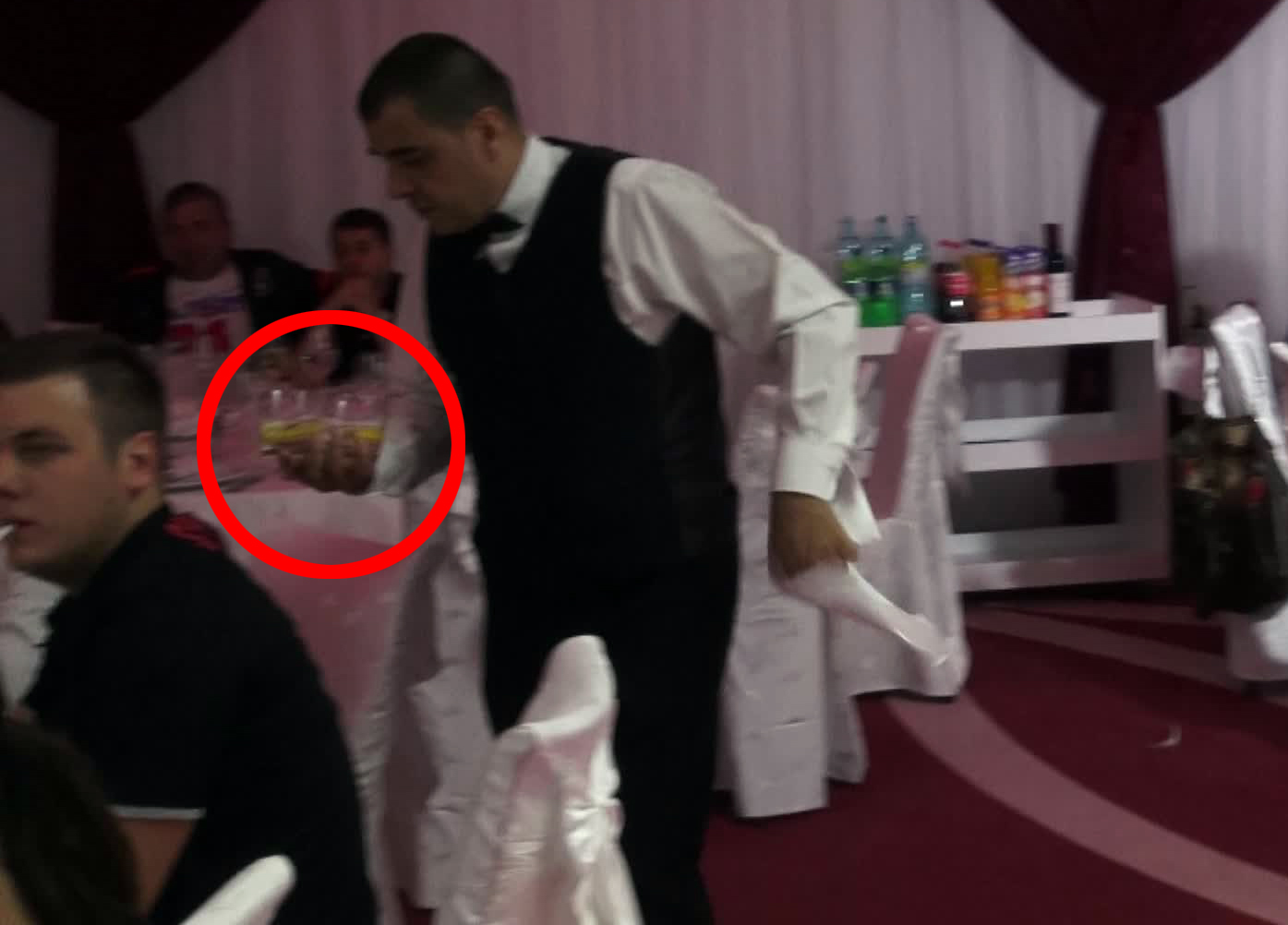 Chelnerul s-a conformat si i-a adus imediat nu unul, ci doua pahare cu alcool!