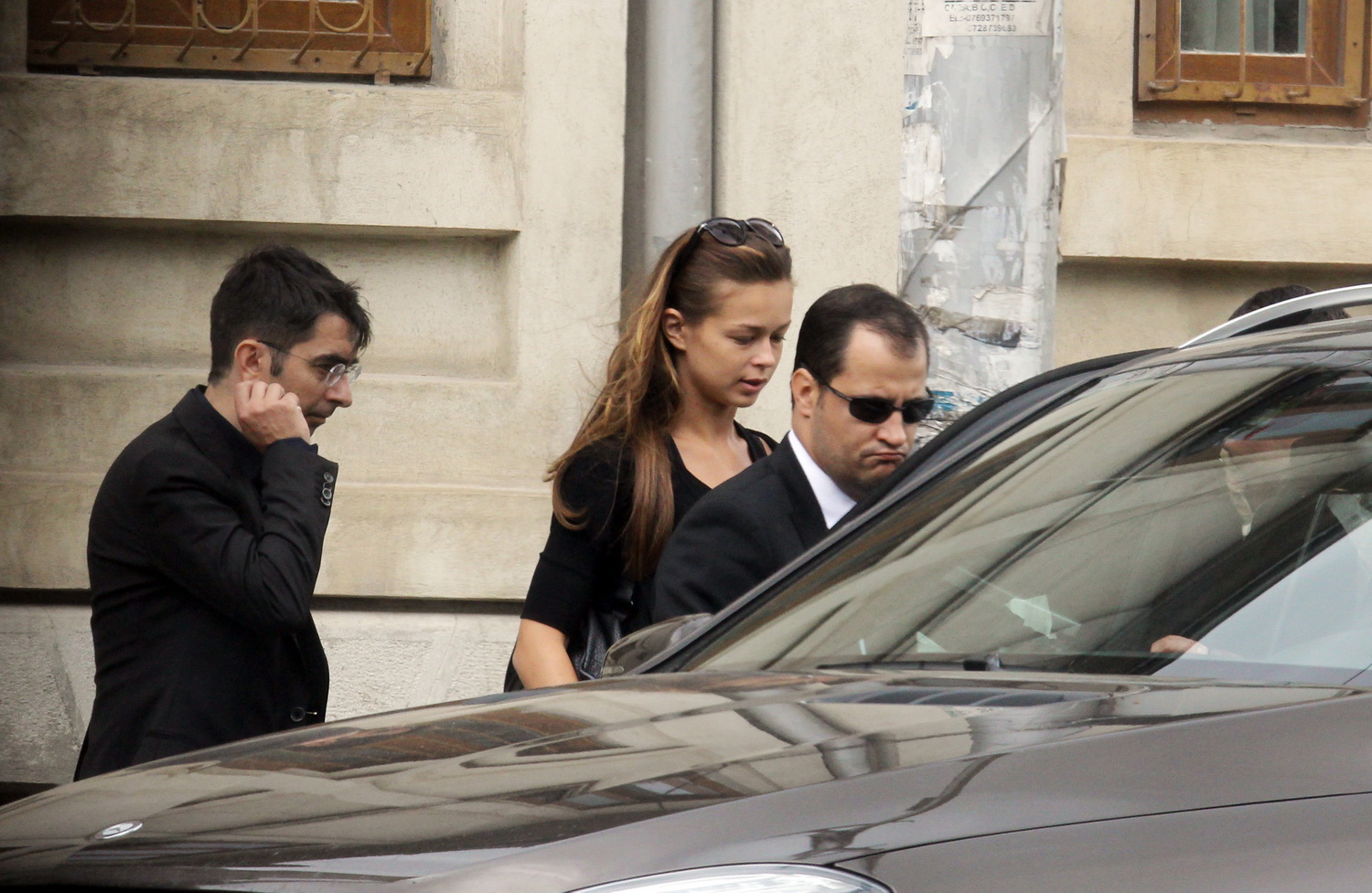 Huidu, Gainusa si bebelusa Ioana erau vizibil amrcati la iesirea din cimitir