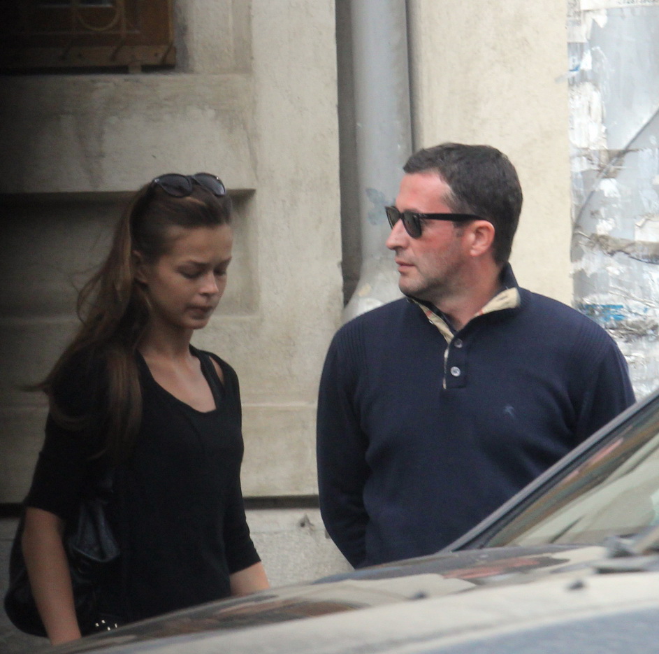 Dezbracatu alaturi de bebelusa Ioana la iesirea din cimitir