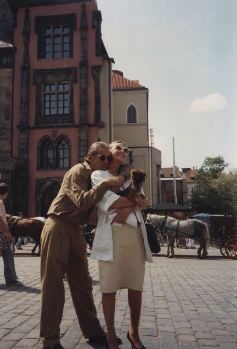 Cei doi soti au ajuns sa se certe mai nou din cauza cainilor familiei (Sursa foto: Facebook)