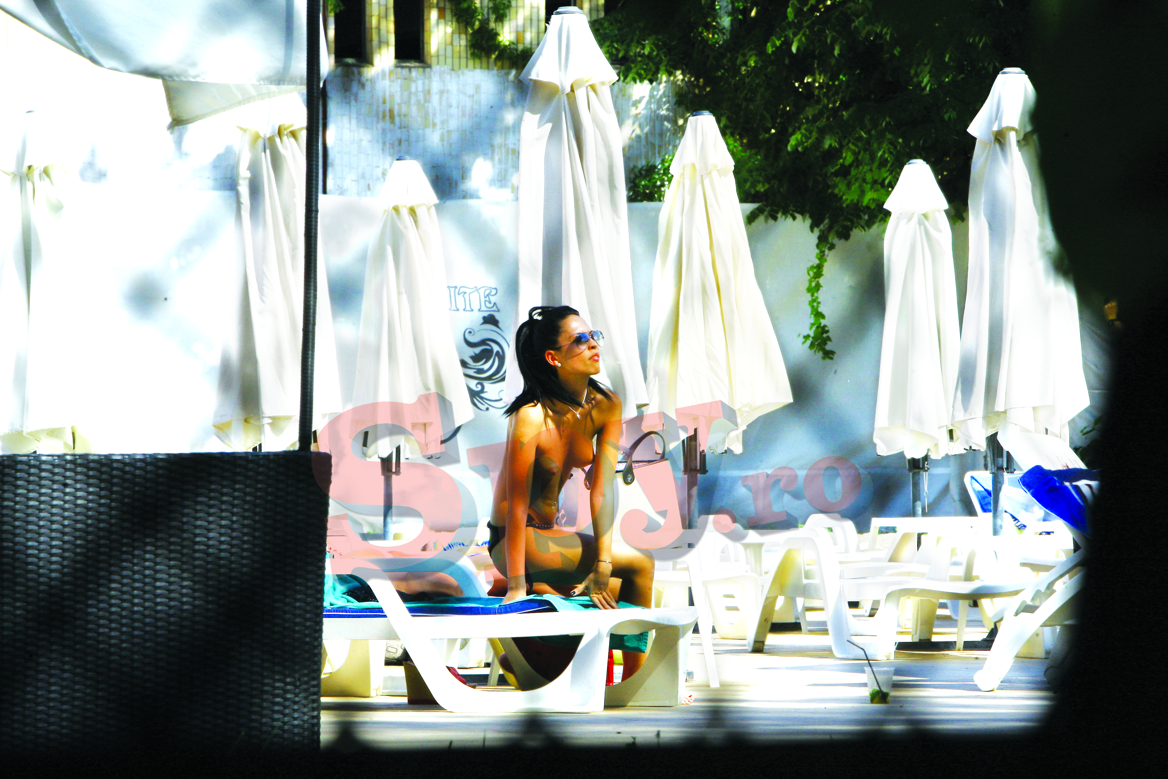 Eleni a fost fotografiata la piscina, iar sanii ei nu prea aveau legatura cu imaginile de prin revistele pentru barbati