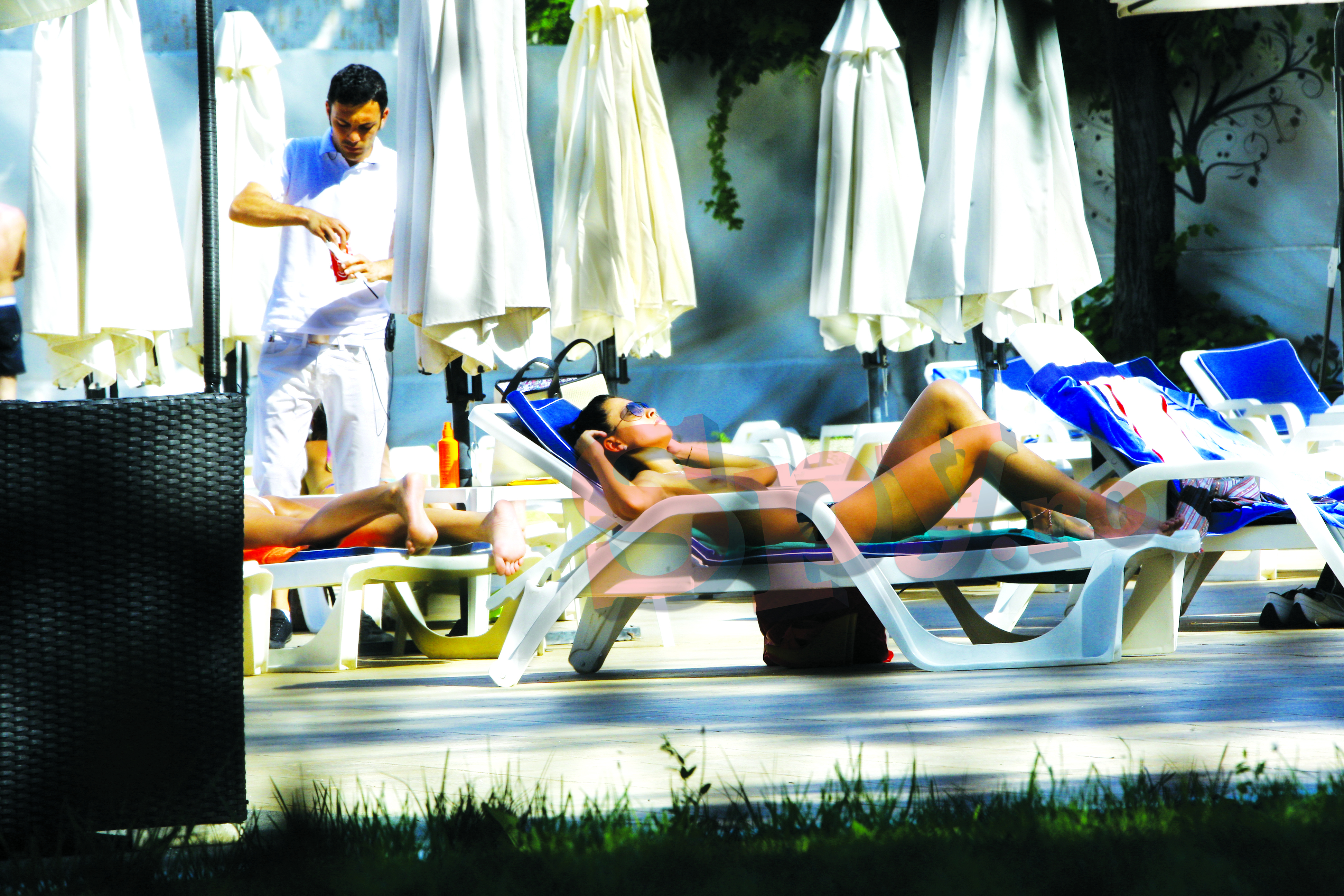 ...iar cand sta intansa, sanii fetei care apare in videoclipul lui Banica, dispar cu totul!