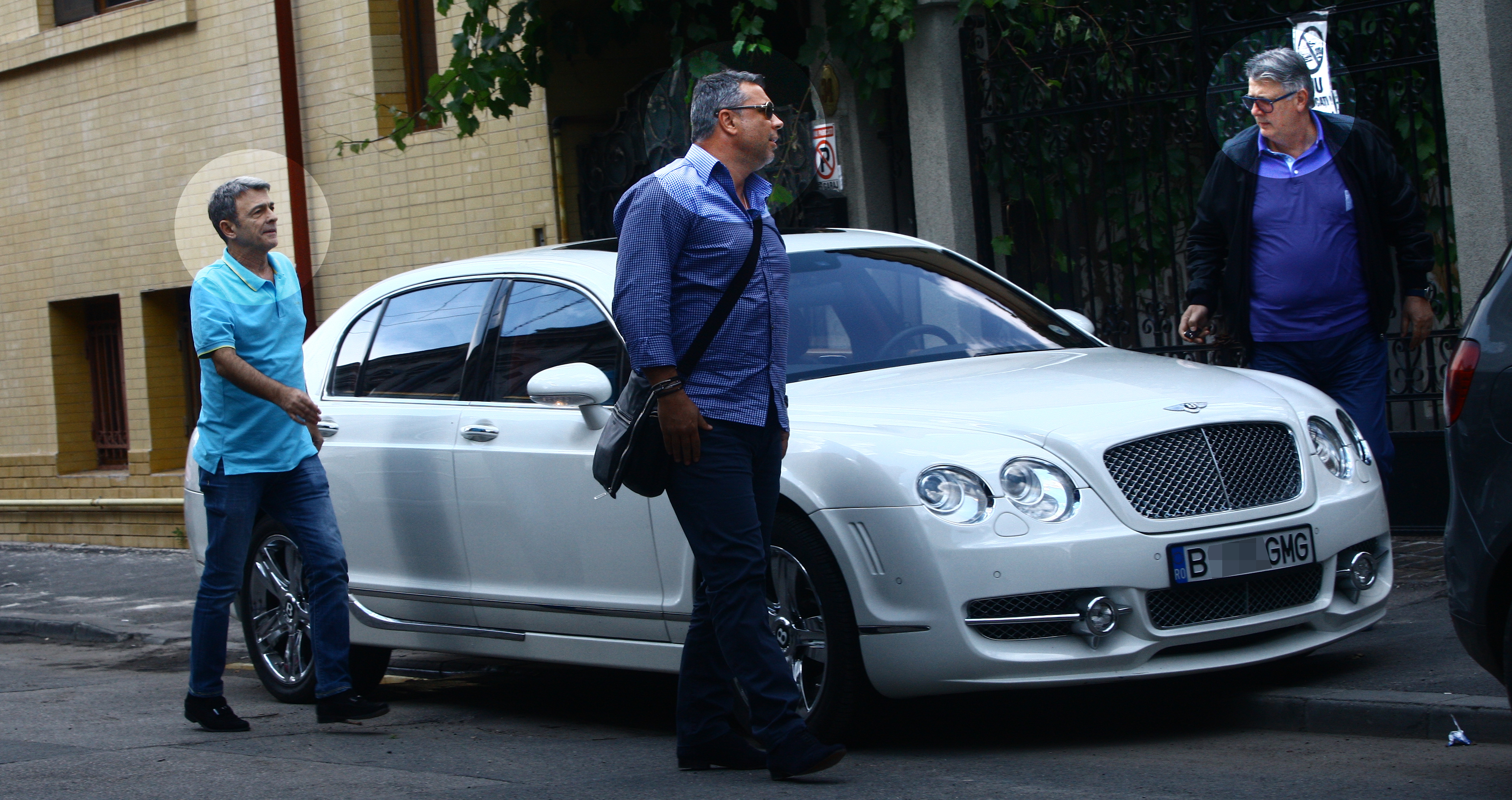 Olaroiu, Iorgulescu si asociatul lor Vali Coarda (stanga) au descins in forta la vila din centrul Capitalei