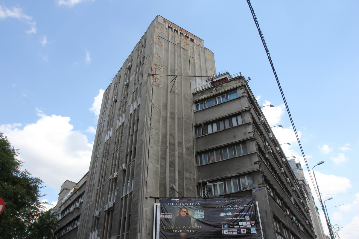 Deja parti din fatada cladirii s-au rupt