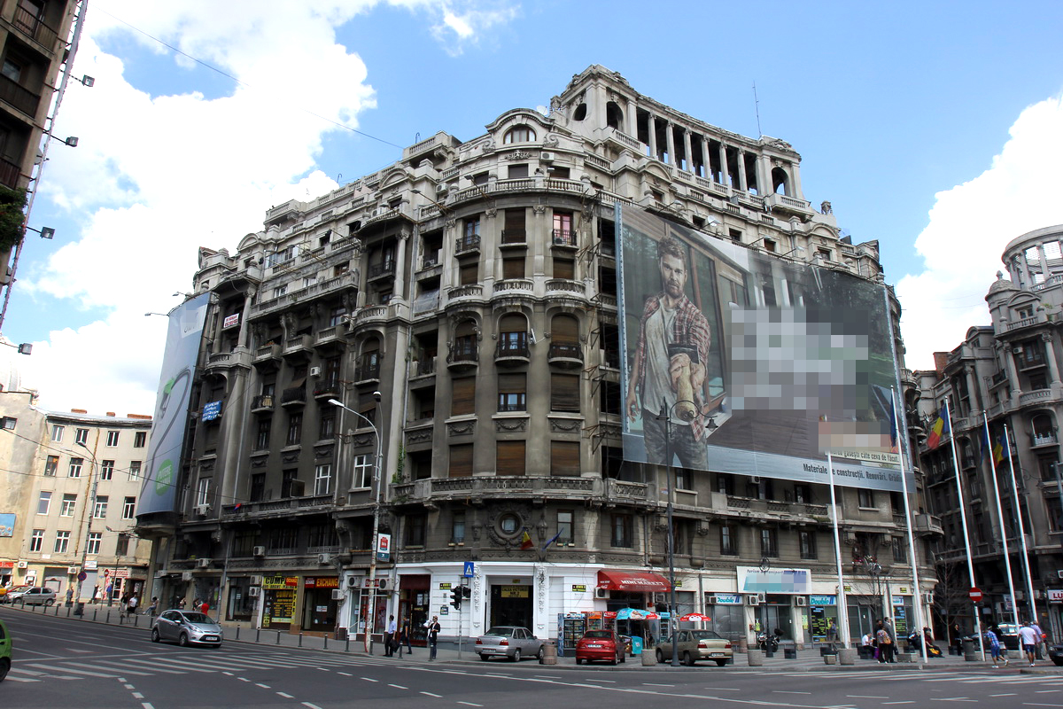 La intersectia Splaiului Dambovitei cu Calea Victoriei, o cladire veche are lipite la parter mai multe atentionari in care scrie