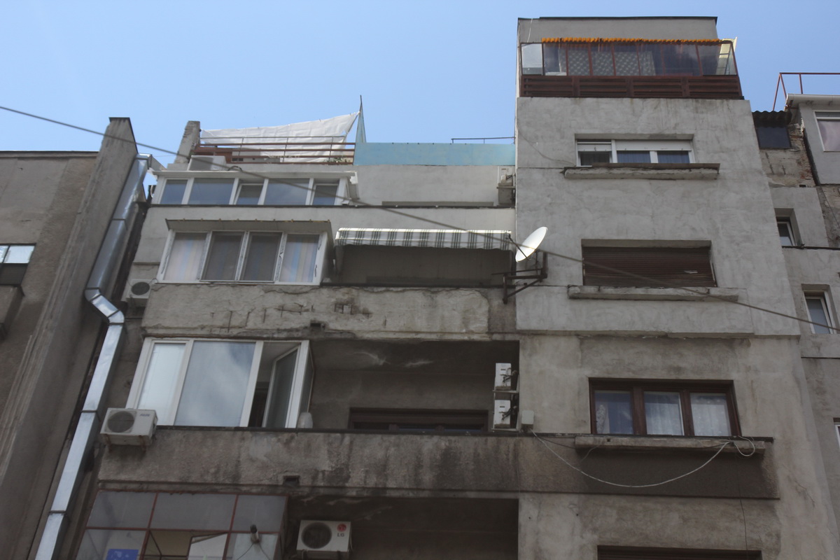 Bucati din tencuiala balconului s-au desprins