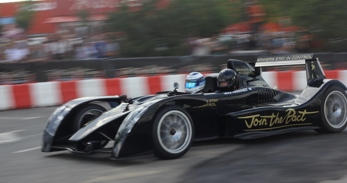 Mikka Hakkinen a plimbat mai multi bucuresteni cu monstrul de 600 de cai putere