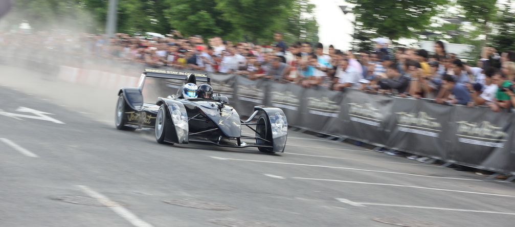 Masina cantereste circa 400 de kilograme