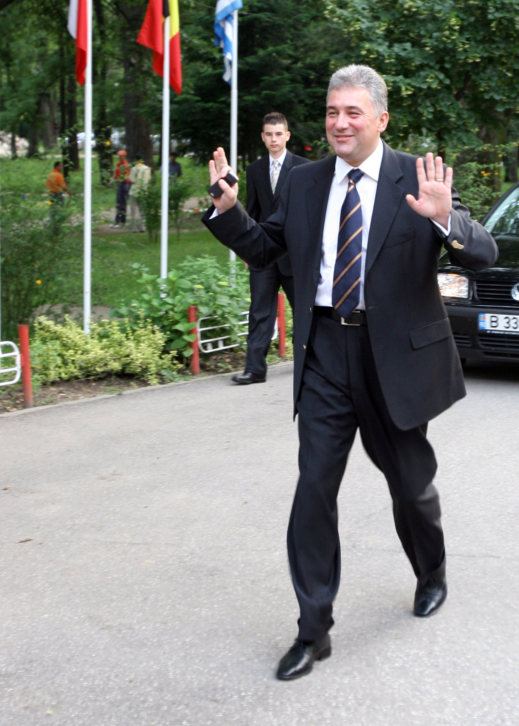 Adriean Videanu este acuzat ca ar fi instrainat un teren intravilan, de aproape un hectar, fara sa aiba acest drept