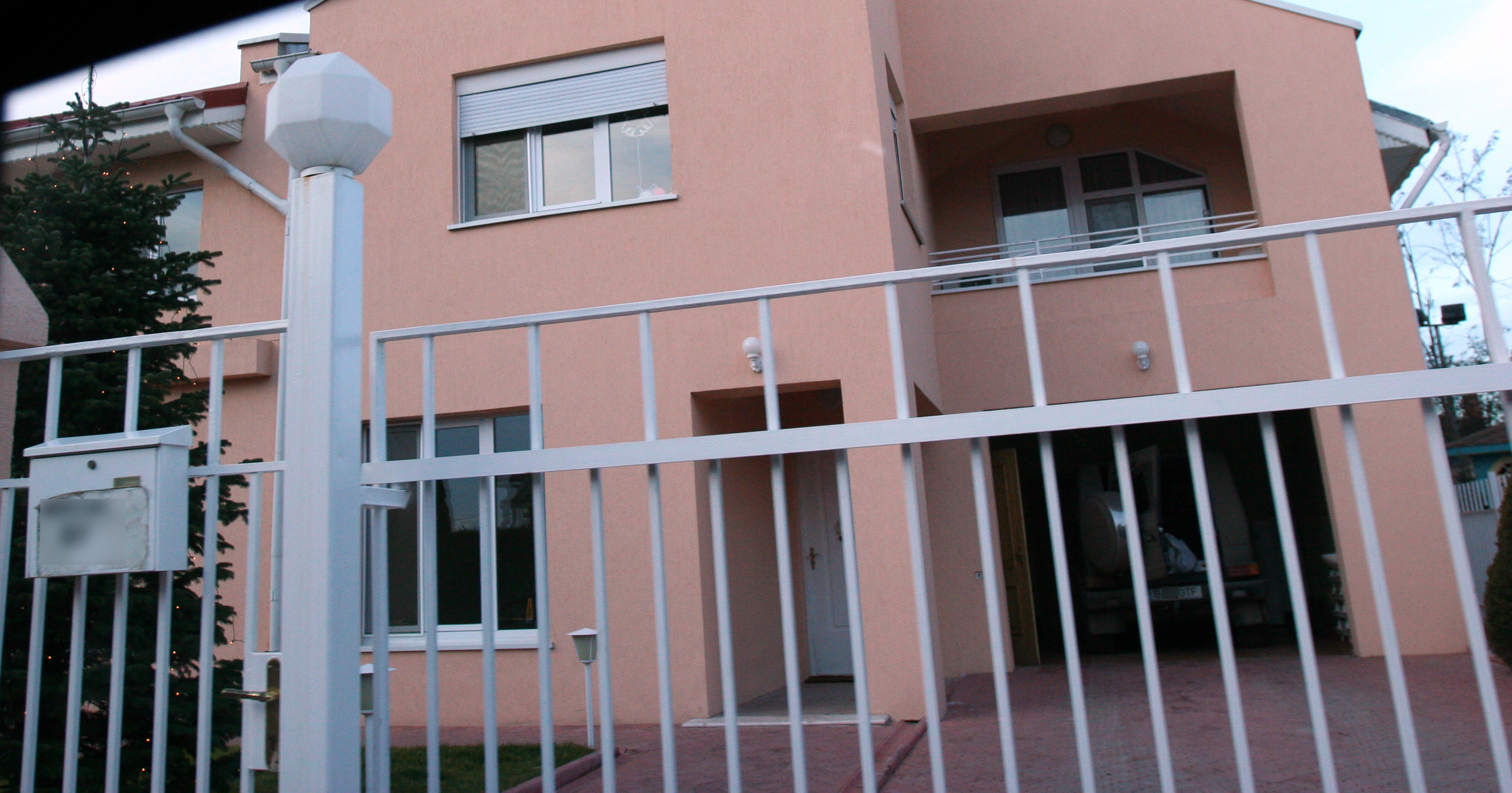 Medicul Schally detine mai multe bunuri imobiliare, printre care si o vila, asupra careia s-ar putea pune sechestru daca proprietarul nu-si plateste datoriile la stat