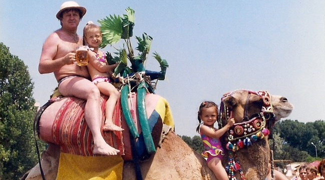 Surorile Roller Sis cand erau mici impreuna cu tatal lor