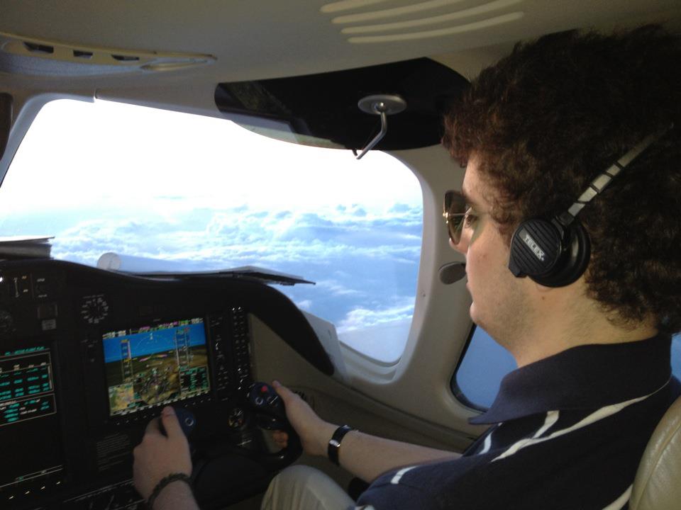 Victoras se plimba des cu avionul, dar si cu elicopterul