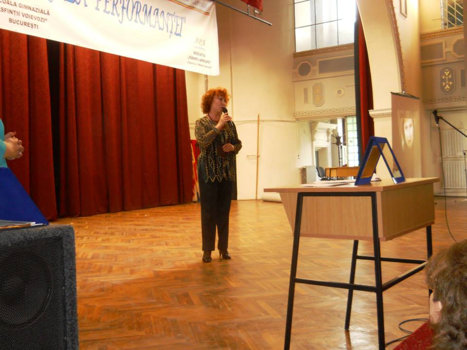 Mama Malinei a ridicat, emotionata, premiul