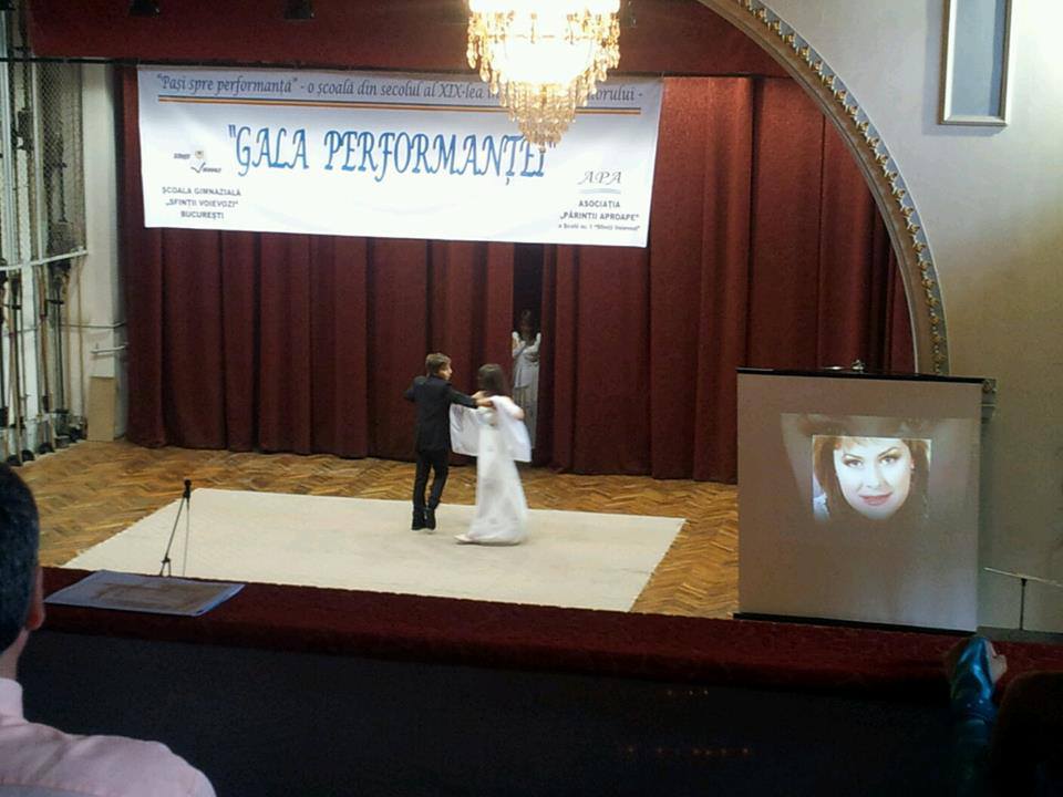 Doi dansatori au plutit pe ritmurile unei piese interpretate de Malina Olinescu