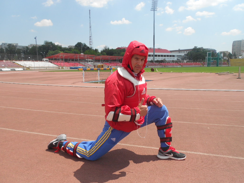 In prima parte a antrenamentului, Novacescu a alergat timp de o ora, foarte gros imbracat, in conditiile in care afara erau aproape 50 de grade la soare