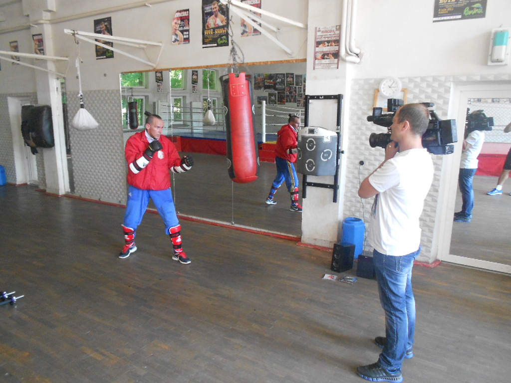 Antrenorul de taekwondo a trecut de la alergat la sac, acolo unde, timp de 15 minute, a facut 5 reprize de boxat