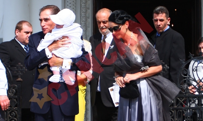 Petre Roman a divortat pentru o cantareata