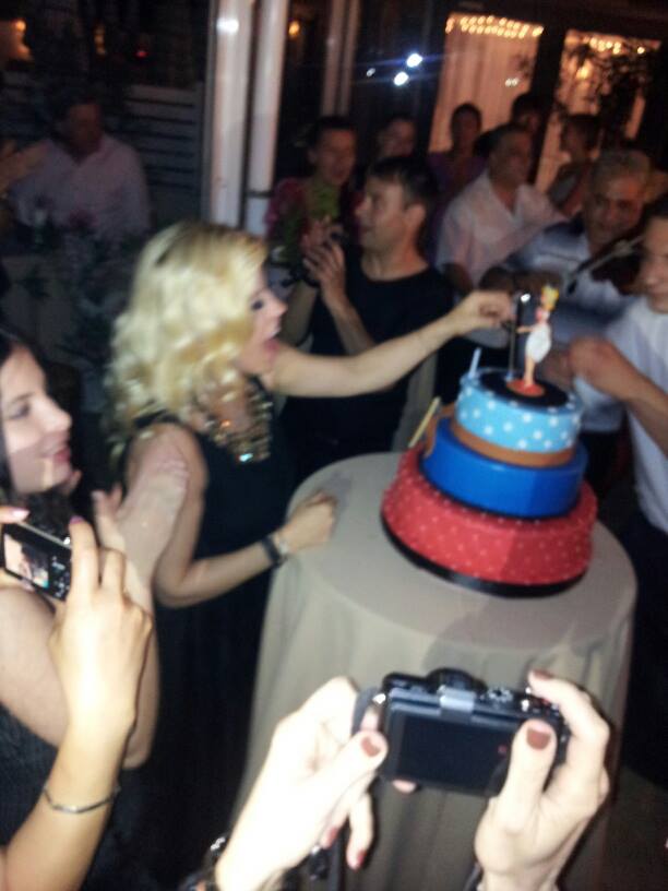 Cantareata s-a amuza cand a vazut statuieta care o infatisa